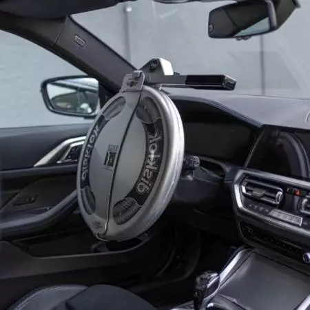 Disklok Stuurslot Gold Edition geplaatst op een stuurwiel van een auto